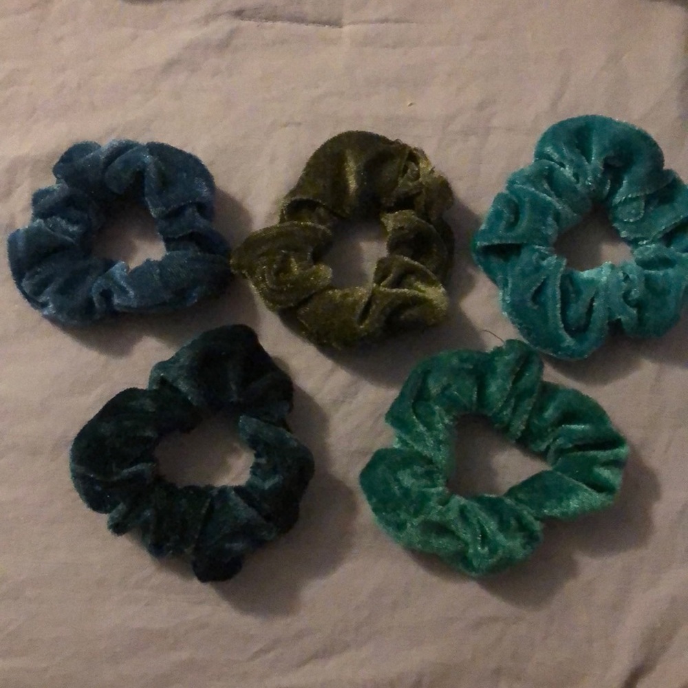 5 velvet scrunchies